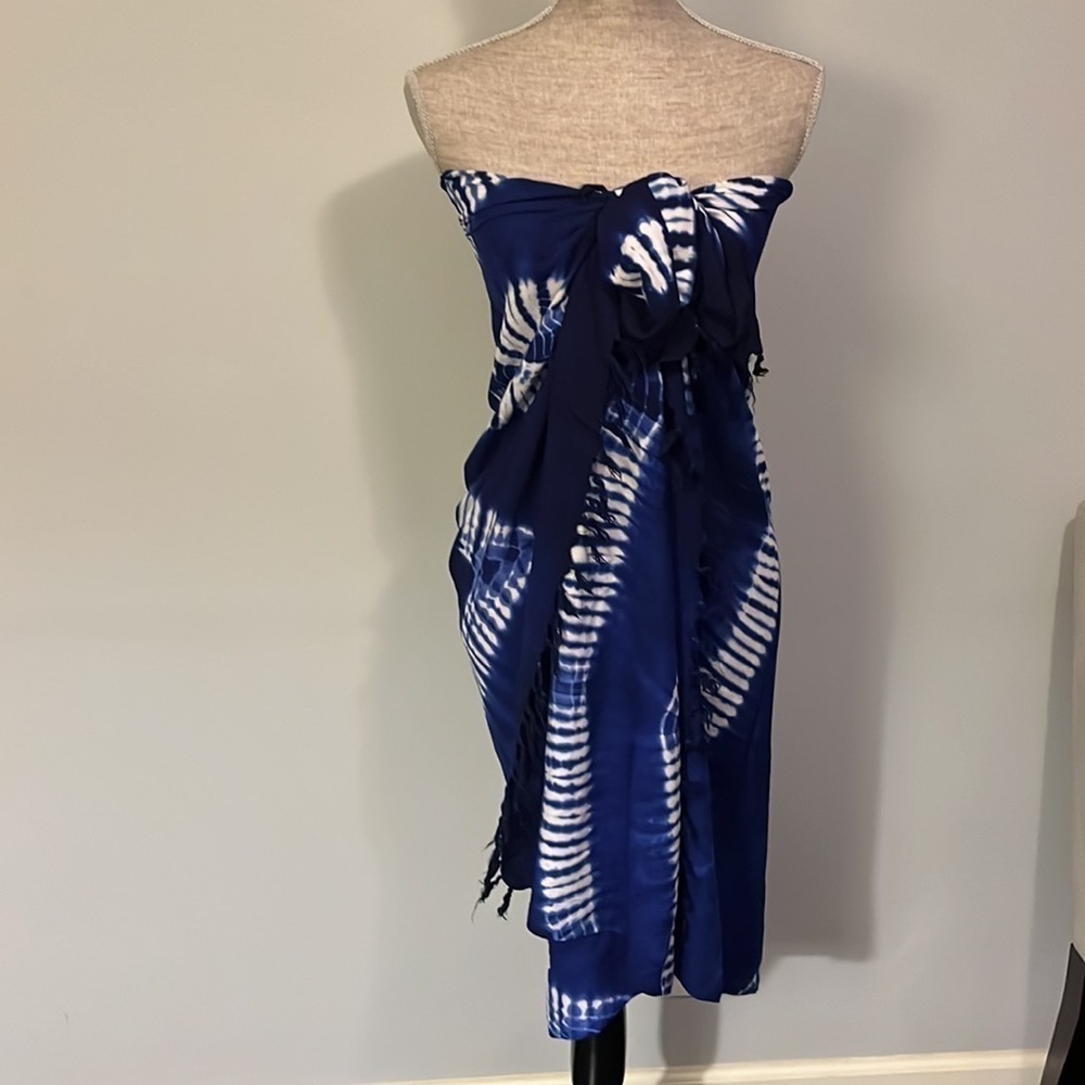 Tie Dye Sarong.  Blue and white with fringe on sides. - Picture 4 of 5